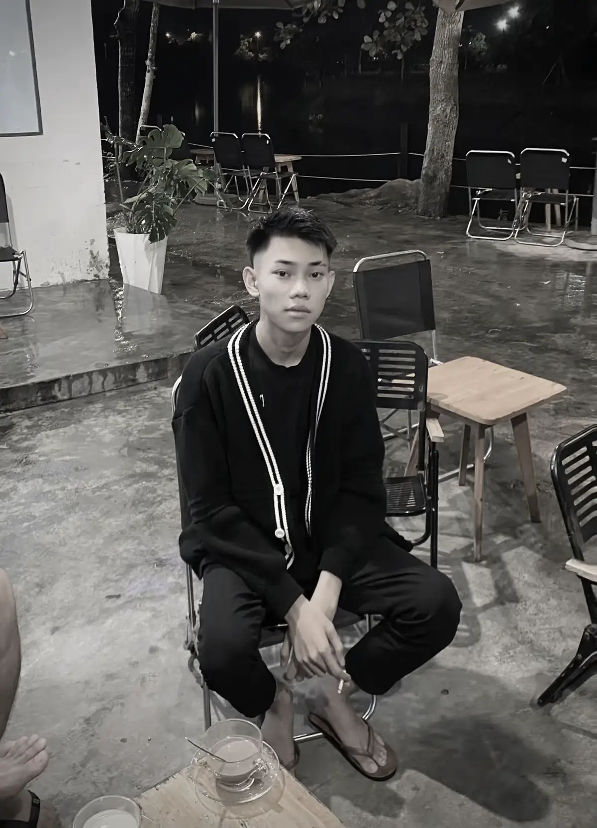 Có những lúc, ta thấy mình đang sống nhưng chẳng thực sự tồn tại. Ngày nối ngày trôi qua giống hệt nhau, chỉ khác ở mức độ mệt mỏi tăng dần. Ta mệt vì công việc, mệt vì những áp lực vô hình, mệt vì phải gồng mình để không gục ngã. Có những chuyện chẳng thể kể cùng ai, bởi nói ra cũng chẳng ai hiểu hết. Thể là ta chọn im lặng, chọn giấu nỗi buồn vào nụ cười. Người ngoài nhìn vào, sẽ thấy ta ổn, nhưng thực chất bên trong đã rạn nứt từ lâu. Thời gian không làm ta quên đi, chỉ khiến ta tập sống chung với những vết thương. Rồi dần dần, ta học được cách kiên cường, học được cách đứng dậy mỗi khi ngã. Cuộc sống này vốn chẳng dịu dàng, nhưng ta vẫn  phải bước đi, dù đôi chân đã mỏi, dù trái tim nhiều vết xước. #xuhuong #fyp 