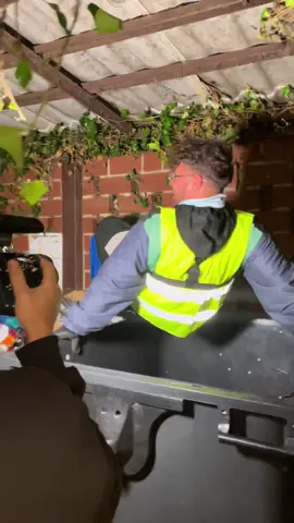 Czm jakiś jutuber stoi w śmietniku o 2 w nocy? @Jawor #jawor #youtubers #polishyoutuber 