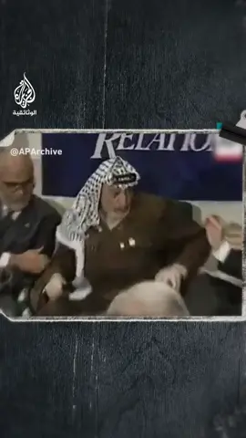 . بعد شهر على اندلاع الانتفاضة الفلسطينية الثانية عام 2000، زار الرئيس الراحل ياسر عرفات الولايات المتحدة حيث التقى آنذاك الرئيس الأمريكي بيل كلينتون، وخلال جلسة أسئلة بمجلس العلاقات الخارجية بواشنطن أعقبت اللقاء، طرح مدير الجلسة الحوارية فرانك سيسنو، سؤالا استفزازيا على عرفات أشار فيه إلى ضرورة السيطرة على الانتفاضة، وحثّ الفلسطينيين على كبح جماح احتجاجاتهم وخاصة الأطفال الذين يرمون الحجارة، لينتفض الرئيس الفلسطيني ويوبخه مذكّرا بحق الفلسطينيين بالاحتجاج، وبأن السبب الرئيسي خلف ما حدث كان اقتحام أرييل شارون لساحات المسجد الأقصى. #وراء_كل_صورة_حكاية #الجزيرة_الوثائقية