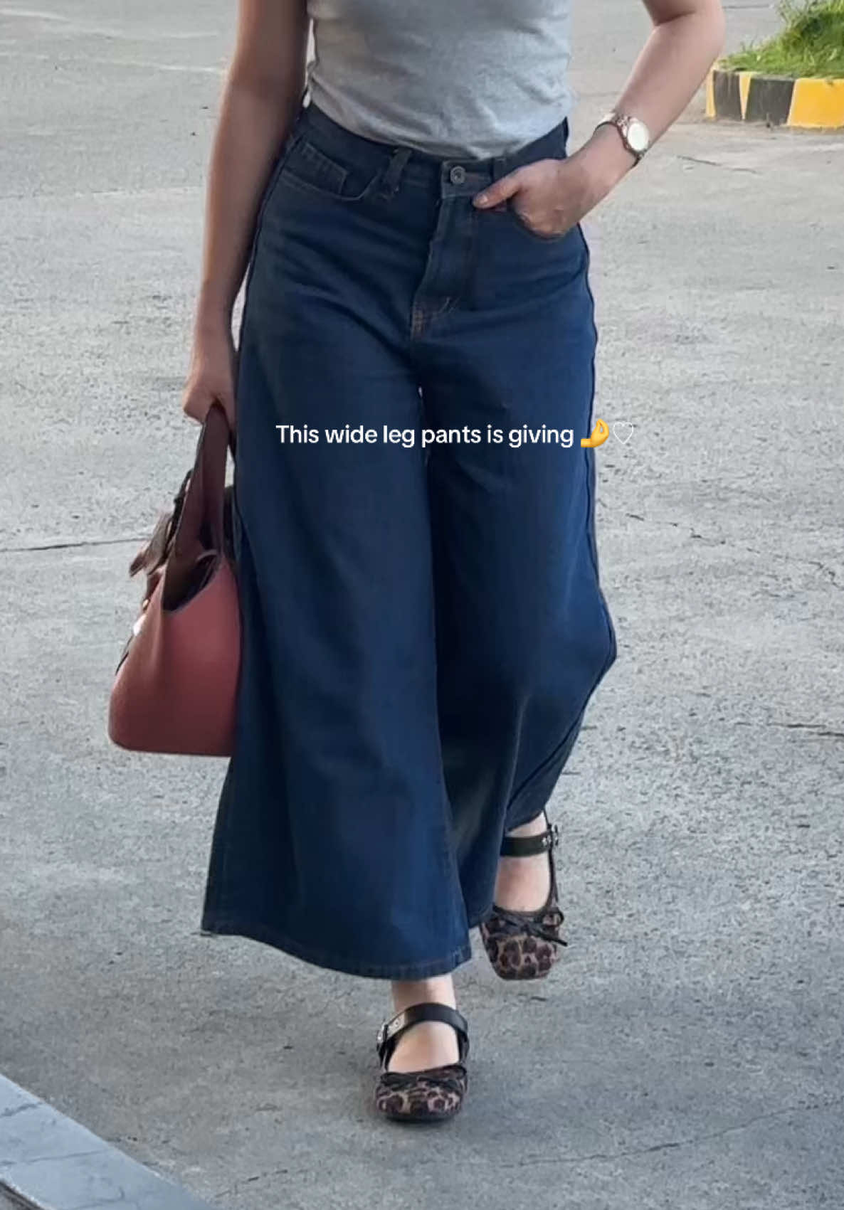 Super ganda. 🥹🥰 Bagay rin sa mga katulad ko na di katangkaran 😍 #widelegpants #highwaistjeans #denimpants #highwaistwidelegpants #getyoursnow 