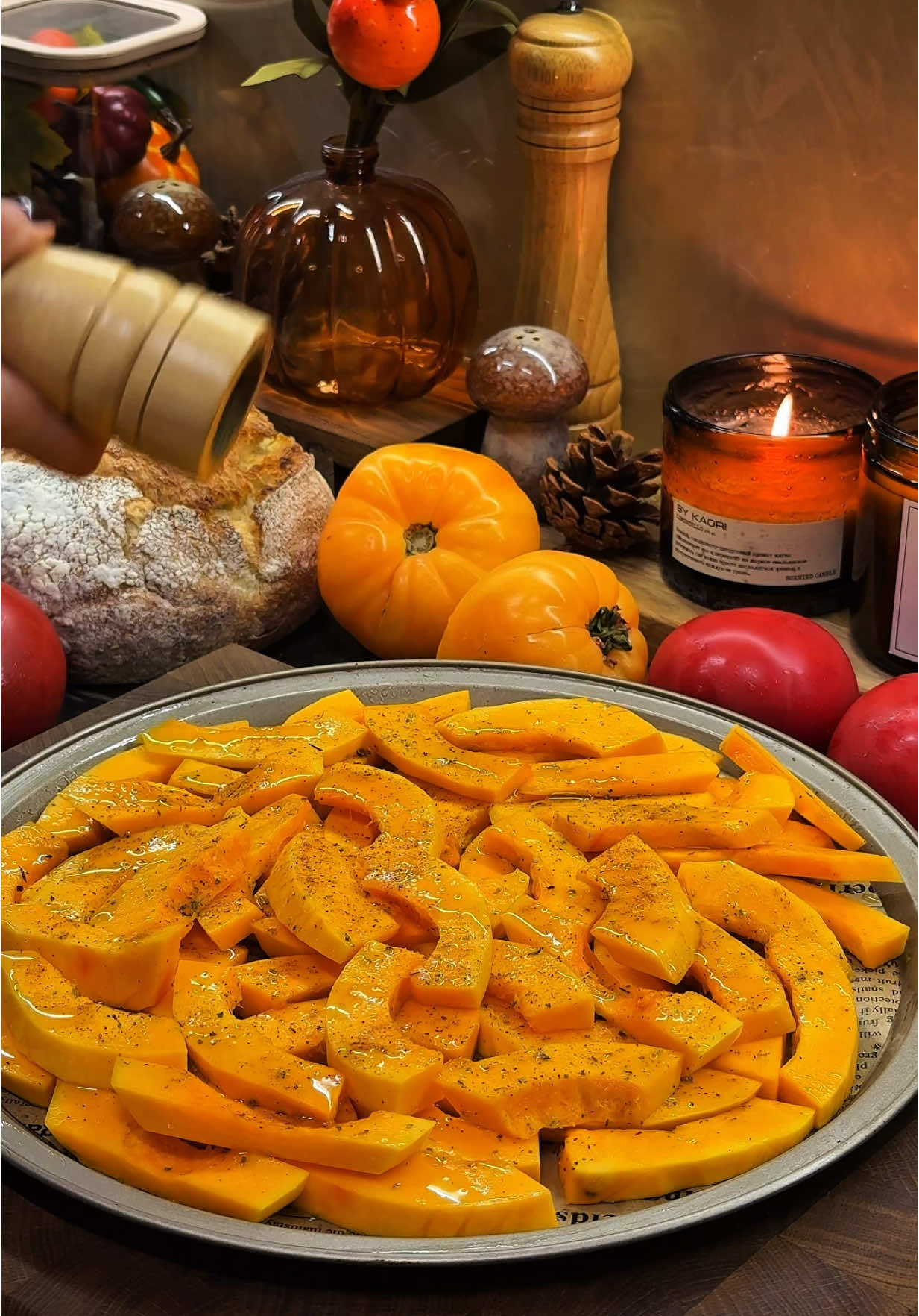 осенняя намазка на хрустящий поджаренный хлеб 🍂 • тыква - 200-250 гр  • фета - 200 - 150 гр  • греческий йогурт - 1 ст ложка  • соль/перец • оливковое масло  • сушеный тимьян и мускатный орех  • чеснок - 1 зубчик  • мед и грецкие орехи  ГОТОВИМ❣️: 🍞 тыкву почистить с помощью овощечистки, нарезать на небольшие кусочки и выложить в форму для запекания 🍞 посолить, померить, добавить немного мускатного ореха и тимьяна, полить оливковым маслом и отправить в разогретую до 200 градусов духовку на 20-30 мин  🍞 хлеб поджарить на сливочном масле с двух сторон 🍞 взбить в блендере фету, остывшую тыкву, ложу йогурта, зубчик чеснока и немного меда .. при подаче выкладываем остатки феты, тыквы и крошкой из грецких орехов  . . . . . . . . . . #эстетикомуд #эстетикаготовки #готовка #тыквасфетой #запеченнаятыква 