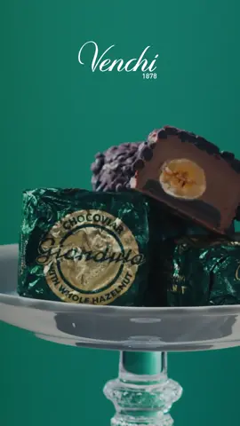 Il Gianduia Antica Ricetta Venchi custodisce sapori senza tempo: mordi e scopri il cuore croccante!