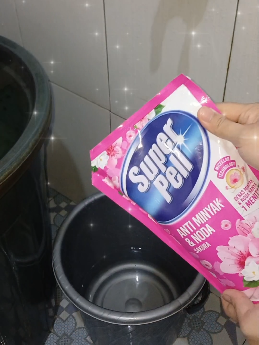 ga usah pening liat lantai penuh dengan noda minyak, slime, playdogh atau noda