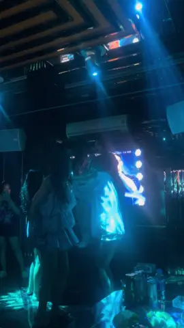 Người lạ ơi…xin cho tôi mượn bờ zaiiii😂😂😂