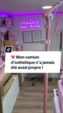 🚐💖 Mon camion d’esthétique n’a jamais été aussi propre ! J’ai testé mon nouveau nettoyeur vapeur et le résultat est juste INCROYABLE ✨🔥 Tout est nickel, désinfecté et éclatant. Franchement, je revis dans mon espace de travail 🫧 👉 N’hésitez pas à le commander, vous pouvez vraiment tout nettoyer dans votre maison avec ! Moi je l’ai adopté pour mon camion d’esthétique, mais aussi pour mon intérieur 🏡✨ #Nettoyage #CamionEsthétique #CleanTok #MaisonPropre #avantaprès 