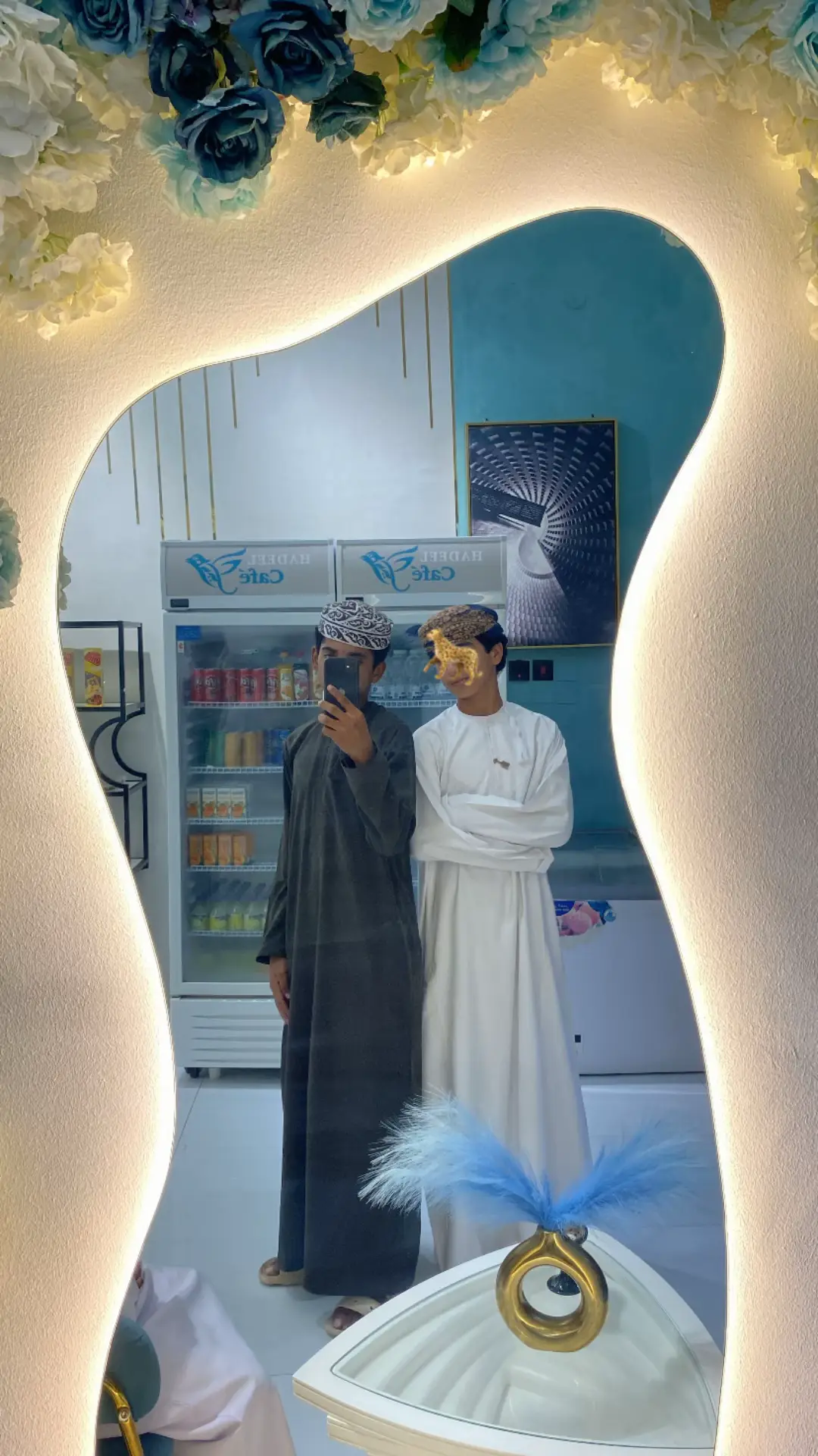 صــــغت المعـــاني مـــن بحــــور الهــواجيس واختـــرت منهــن مــن صفــا نقـــو الالمــاس بيـــــوت شـعـــــري يسـبـقـنـّــــي مـرامـيــــس وبهــــن أحـــرّك نبـــض قــــلبي والاحــــساس سايـرتهــــــن يــــــوم الخـلايـــــق مـنـاعـيـــــس ونظمــت نظــم القــاف ســاسٍ علـى سـاس واجــــدّ فـــي سيــري علــى ضمّــر العـيـــس واســــــري بلـيـلـــــه سرمـديّـــــه بالاغـــــلاس مـــا هـمّــــني طـــول الـــمدى والمـــراويس ضـــــاري علـــى فعــــلٍ يحـيـدونــــه الــــناس آغــــــوص قــــوعٍ مـــا تـجـيــــبه مـقـايـيــــس آخــــذ مـــن الـدانـــات مــا يصيـبـــني يـــاس وان هـيّـضـنـّـــــي قايـــــــدات الـمكـانـيـــــس أحــــسّ فـــي قلـــبي شـــرى دقّ الاجــراس أنــا الهـــواوي مــا علــى الـقـــلب تحمــيس أطــــلق عــــنان الشــــوق وآقـــول لا بـــاس طـــــبّ الأمـــــور المقـفـــــيات الـمـناحــــيس وانظــــر بعــــيد وطـــاول الـنجــــم بـقــــياس❣️ #مشاهدات #مشاهدات_تيك_توك #تفاعل #مشاهير_تيك_توك #مشاهير_تيك_توك_مشاهير_العرب🌺💜 