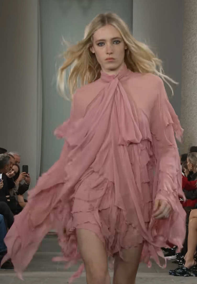 @summer_dirx #blumarine #runwaymodels #runwaywalk #runwayshow #catwalk 