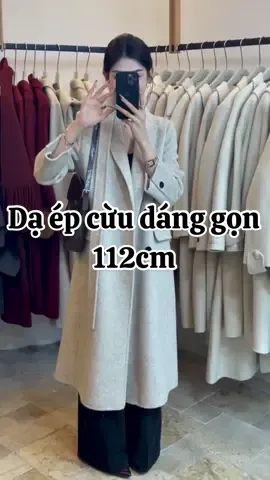 Mã dạ ép dáng dài mà ai cũng nên có trong tủ đồ. M55 trở nên là mặc OK rồi nha .#thoitrangquangchaucaocap #aokhoacmuadong #daeplongcuu #outfitmuadong 