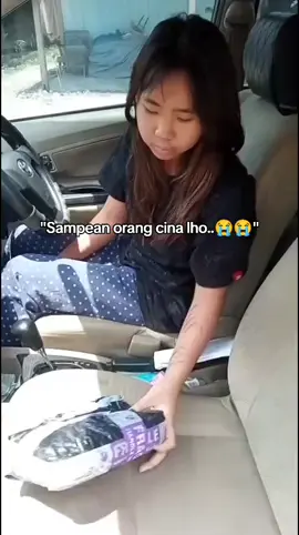 Kejadian hari ini sesama temen kurir, isi paket mau digelapkan sama CS Kronologi dari temen kurir : Dia sedang antar paket yg berisi hp, COD senilai 4jt sekian, tetapi CS saat sudah menerima paket tapi belum dibayarkan CS ngeceknya dengan cara pintu mobil ditutup dan lebih parahnya paket dibuka tanpa konfirmasi ke kurir dulu, saat ditanyakan kurir kenapa dibuka dulu, CS bilang buat chek isi paketnya kosong, tetapi kurir tahu karna sebelum antar beban paket keliatan kalau ada isinya, saat dibuka tiba2 ringan dan CS memberikan alibi bahwa paket yg dia pegang tidak ada isinya, saat didesak kurir karna curiga akhirnya pelaku mengaku menyembunyikan hpnya dibawah dasbor mobilnya, disaat kurir mau minta pertanggung jawaban pelaku mau melarikan diri dan terjadilah tarik menarik antara kurir sama pelaku dikarnakan mau kabur. Jadi kenapa kurir meminta pertanggung jawaban, padahal isi paket yaitu HP sudah dikembalikan, tapi walau sudah dikembalikan tapi paketnya keadaan rusak sudah dibuka tanpa konfirmasi maka yg bayar itu paket si kurir karna pihak kantor tidak mau menerima paket yg sudah dibuka, sedangkan harga paket lumayan besar yaitu 4jt sekian, jadi kurir merasa dirugikan jika sampai diminta pertanggung jawaban sama pihak kantor Untuk kejadian perkara siang tadi 28 September 2025, dari kesaksian kurir lokasi ada di Karangrayung, Grobogan. #grobogan #groboganhits✨ #groboganviral #fyp 
