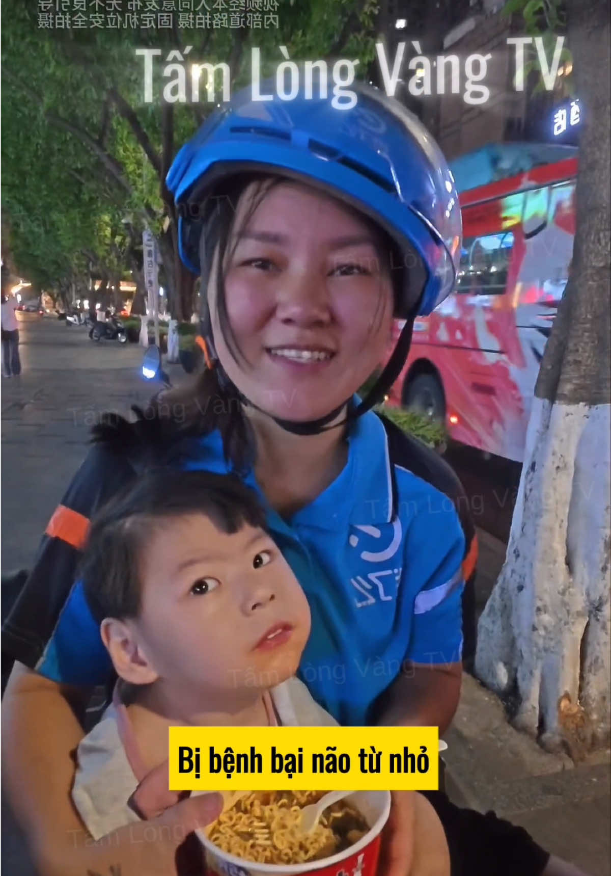 Hai mẹ con tội nghiệp bán hàng rong để kiếm tiền chiến đấu với bệnh tật, tình yêu của mẹ vô bờ bến #tintuc #phimhay #phimtrungquoc #cuocsong