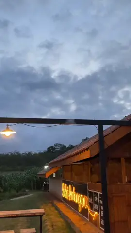 Lampu neon, langit mendung, dan percakapan tanpa batas. Ditemani si dia yang lagi lagi menarik hati… #bukitpadangan #bukitpadangangunungwungkal #iyalagi #gunungwungkal #pati 