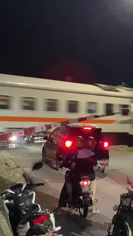 Jelas dikeplak i Bojone nang njero #bojonegoro24jam #bojonegoro #kai #fyp #keretaapi 