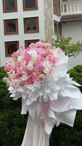 Gánh nặng mà tôi muốn gánh nhất thời điểm hiện tại  . Đừng ai hỏi sao shop khoẻ thế nha . Shop không có nam nên nữ cũng gánh hết được ạ 🤭 M6 mà ôm bó hoa nhìn người như m1 🙈 #DiepNganAnhFlower #hoaxinhdalat #hoatuoidalat #bó_hoa_theo_yêu_cầu #shophoadalat 