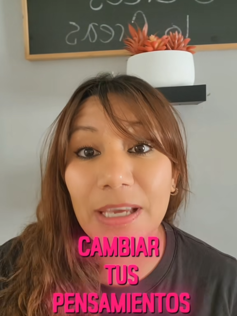 Tu vida no cambia si tú no cambias. ✨ Si sigues haciendo lo mismo, seguirás teniendo los mismos resultados. Hoy es el momento de dar ese paso, soltar los miedos y atreverte a ser la mejor versión de ti. El cambio empieza dentro de ti. 💪🌟 #MotivacionDiaria #CambiaTuVida #SuperacionPersonal #FrasesDeVida 