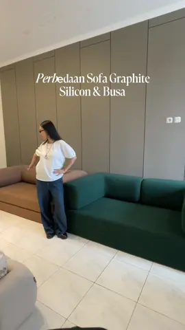 Walaupun beda jenis tapi kualitas Sofa Graphite kami boleh diadu😜 Nah, kalo kalian lebih suka yang silicon atau busa? #sofaviral #damarterangfurniture #graphite 