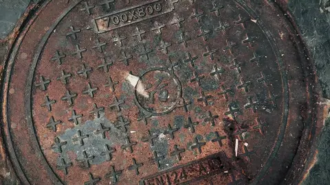 📷Ngay cả nắp cống cũng không được tha sao? Cảm giác sang trọng không phải là phong cảnh đắt đỏ.Nhưng góc nhìn của em đẹp tuyệt vời làm sao✨ 🔥Vị trí camera thấp + chuyển động chậm Nắp cống thông thường ngay lập tức biến thành đèn cảnh báo như trong phim🎬 #zhenghemyth #smartphone #quayphimdiđộng 