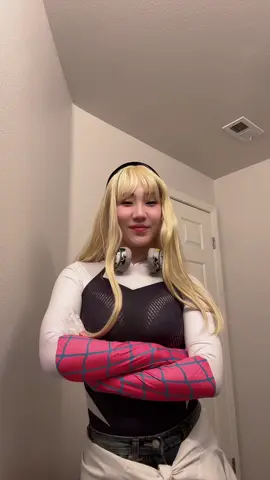 Any excuse to wear a wig 🥸 #comiccon2025 #comiccon #cosplay #spidergwencosplay 