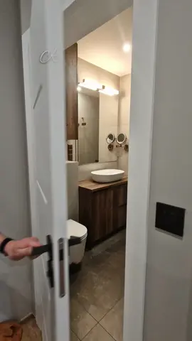 💎 Nowoczesna łazienka z nutą ciepła – tak właśnie miała wyglądać ta realizacja.  🪵 Połączyliśmy eleganckie, stonowane płytki z naturalnym wyrazem vintage drewna.  ✨ Efekt? Elegancka przestrzeń, która zachwyca nie tylko wyglądem, ale i funkcjonalnością.  ✅ Fronty oraz blat Egger Dąb Hunton Ciemny ✅ Czarne uchwyty krawędziowe ✅ Systemy PushToOpen ✅ Akcesoria Blum oraz GTV Chcielibyście mieć taką łazienkę u siebie? 😊 Zapraszamy do kontaktu! ☎️ 507-410-202 📧 destomeble@gmail.com 🌐 www.destomeble.pl #łazienka #meblełazienkowe #łazienkainspiracje2025 #bathroomdesign 