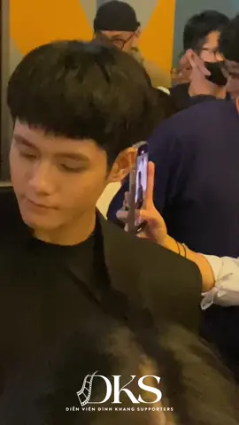 |20250928| Đình Khang at Galaxy Nguyen Du Rincon: quăng miếng, trêu Khang 🤣 Khang: mốt chỉ tui còn viết caption nha bè =)))  Nay Khang hỏi tóc nì okela hăm 🫣 Rincon ở trỏng nói quá trời tiếng lòng của tụi tui ở miền ngoài á, tóc iu chứ hăm có ngốc xít gì nheee  @Đình Khang #DinhKhang #dienviendinhkhang 