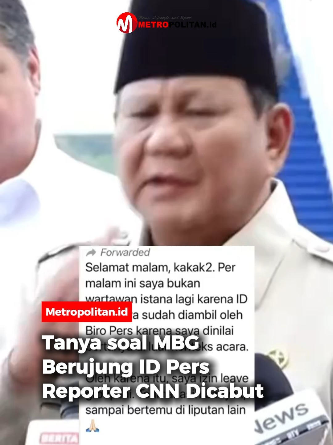 Pencabutan kartu identitas liputan Istana milik reporter CNN Indonesia, Diana Valencia, menuai sorotan publik.  Tindakan yang dilakukan Biro Pers, Media, dan Informasi Sekretariat Presiden pada Sabtu (27/9) malam itu dianggap tidak memiliki dasar jelas. Anggota Dewan Pers Abdul Manan mengatakan Istana melanggar kebebasan pers karena mencabut kartu identitas reporter istana milik reporter CNN Indonesia.  Bagi Abdul, menghukum wartawan karena bertanya kepada Presiden Prabowo Subianto tentang topik di luar agenda presiden masuk kategori pelanggaran kebebasan pers. Abdul mengatakan mengajukan pertanyaan kepada pejabat negara adalah salah satu hak yang dimiliki oleh wartawan dalam menjalankan tugas jurnalistiknya.  Hak itu dilindungi oleh Pasal 4 Undang Undang Nomor 40 tahun 1999 tentang Pers. Pasal itu pers nasional mempunyai hak mencari, memperoleh, dan menyebarluaskan gagasan dan informasi.  Abdul menilai sikap Biro Pers Istana Presiden tidak sejalan dengan semangat kebebasan pers Indonesia seperti diatur dalam Pasal 4 Undang Undang Pers. 📹: infopalembang_belagak #metropolitanid #bacametropolitan #jurnaliscnn #istancabutidcardjurnalis #kebebasanpers
