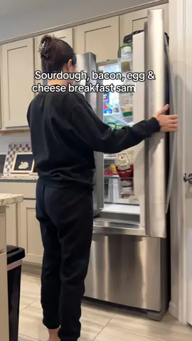 Flipping eggs isn’t my strong suit 🙃 #breakfastsandwich #morningvlog #breakfastvlog