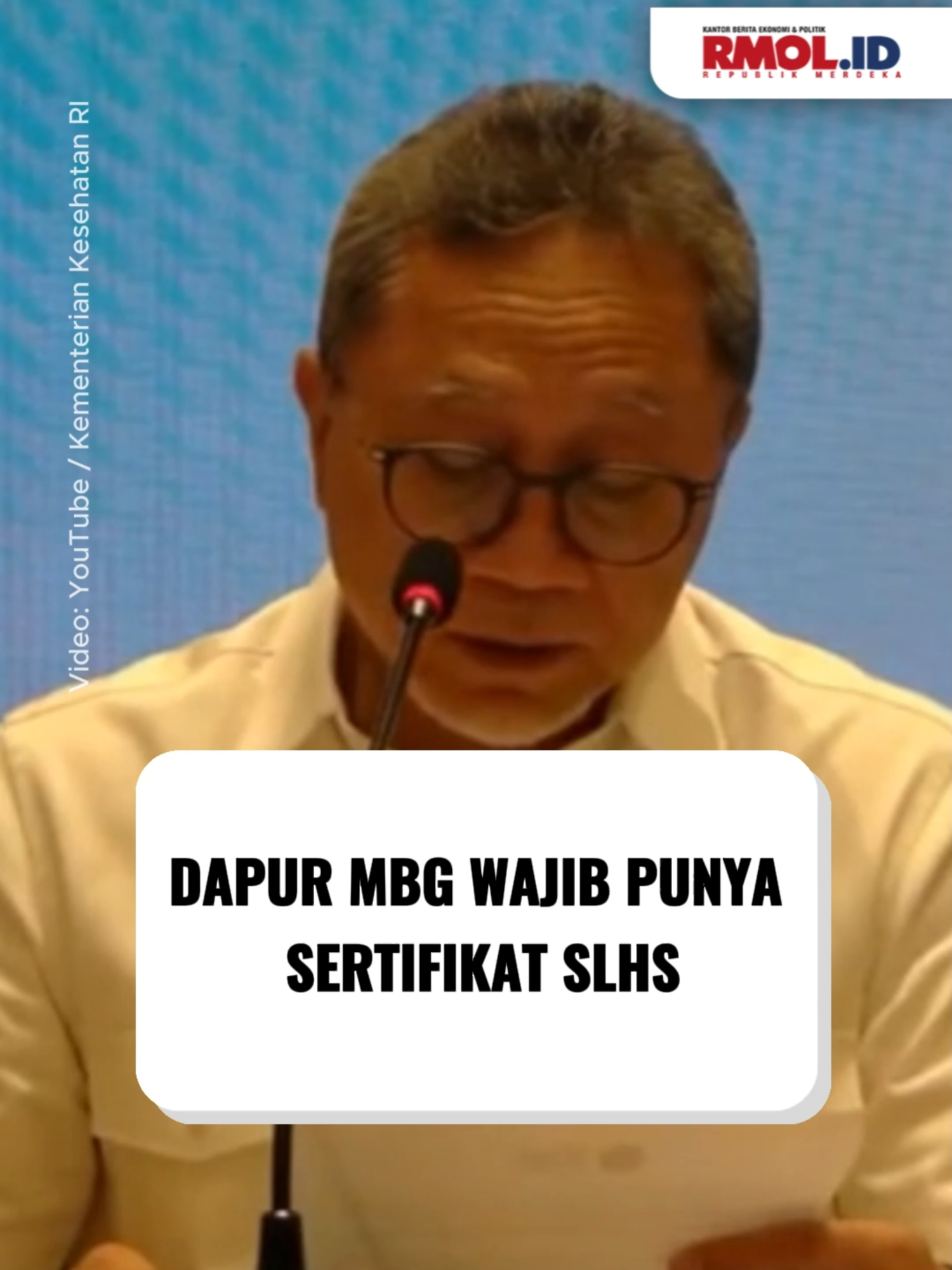 Pemerintah mewajibkan seluruh dapur program Makan Bergizi Gratis (MBG) memiliki Sertifikat Laik Higienis Sanitasi (SLHS).  Aturan ini ditegaskan Menko Pangan Zulkifli Hasan usai rapat koordinasi di Kemenkes, Minggu, 28 September 2025. “SLHS wajib hukumnya bagi setiap SPPG. Kalau tidak, dikhawatirkan akan terjadi lagi (kasus keracunan),” kata Zulhas. Kewajiban ini, kata dia, untuk menjamin keamanan pangan sekaligus menjaga keselamatan anak-anak. Selain itu, Pemda diminta aktif mengawasi jalannya program di daerah masing-masing.  Sejumlah dapur MBG yang bermasalah telah ditutup sementara untuk evaluasi dan investigasi. Video Editor: Andre Rangga #rmol #republikmerdekaonline #menkopangan #zulkiflihasan #SLHS #dapur #MBG #makanbergizigratis #SPPG #kemenkes