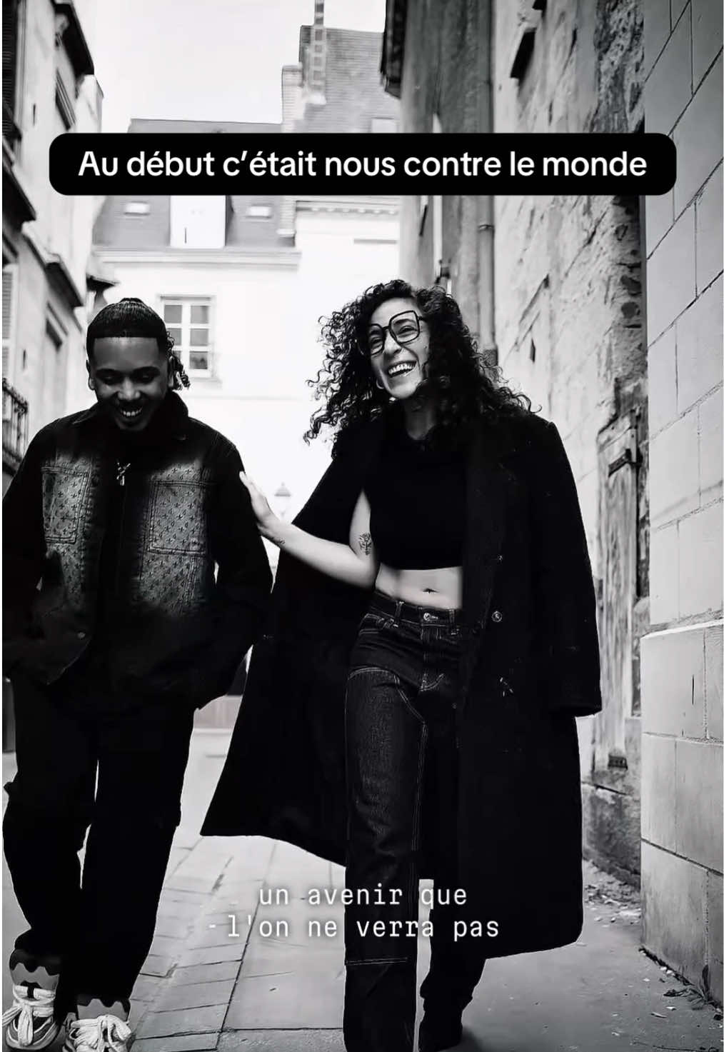 Parfois on croit être heureux, même dans des situations sombres, sans couleur… 🖤 Et c’est seulement quand tout s’effondre qu’on voit la vraie lumière ❤️ 🧍🏽‍♀️@Joanna 🔅  📹 @S M I T O   #goulam #foryou #music #Love #pourtoi 