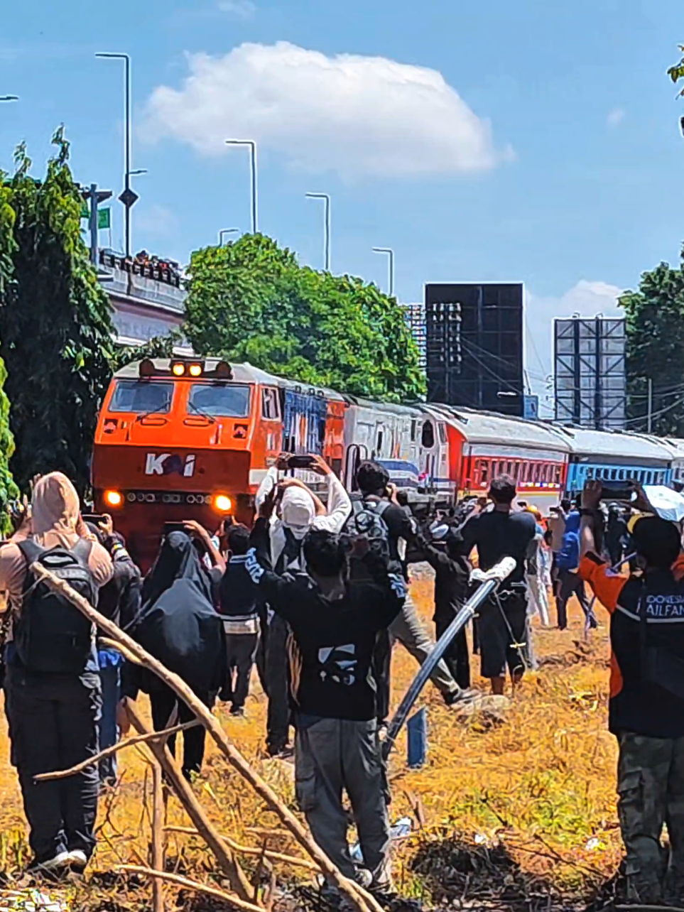 wonokromo full lautan manusia jir😭😭 || #fyp #foryoupage #4u #keretaapiindonesia #railfansindonesia 