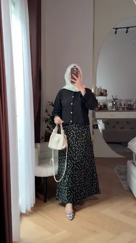 Gak pernah gagal sih outfit pakai oneset ini#promomakangajian #rekomendasi #oneset #simple #OOTD 