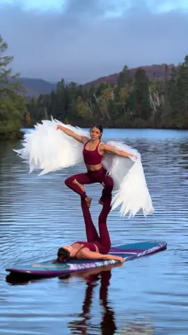 IA ou pas? Entre illusion et réalité, il y a nous. 🪽🌊✨ IA or not? Between illusion and reality, there’s us. #acroyoga #supacroyoga #sup #fall 