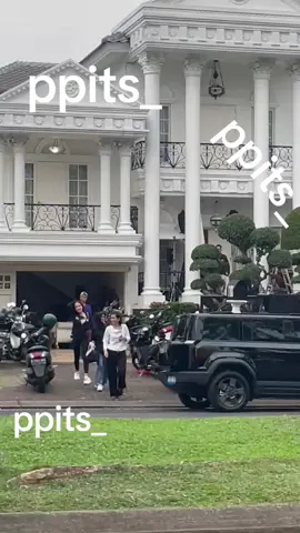 orang nya sama mobil nya sama2 cakepp #promomakangajian #lewatberanda #bismillahfyp #asmaragenz #nicolerossi @NICOLE ROSSI @susanrossi 