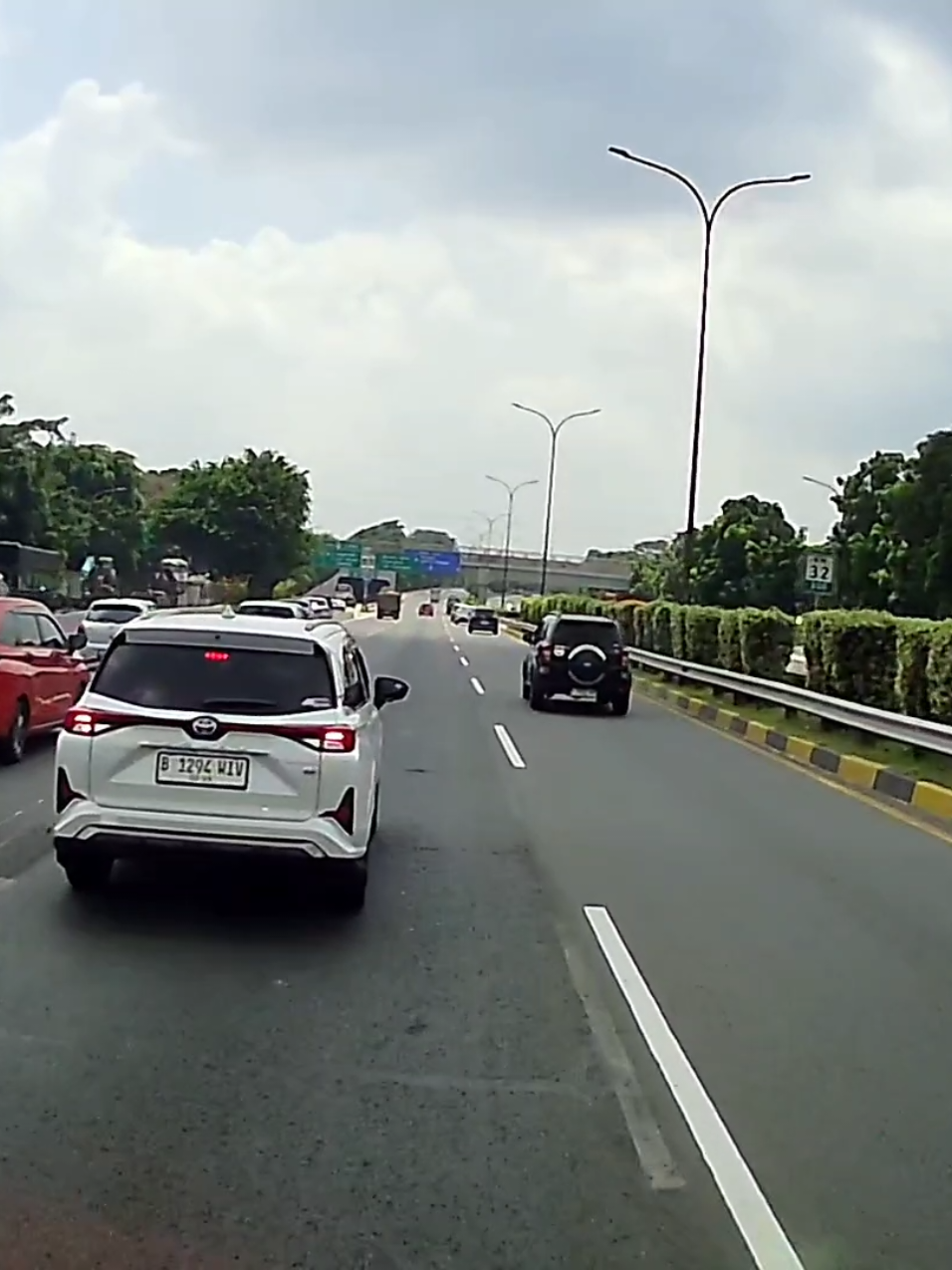 hampir saja #pengemuditolol #avanza #pengendaramobil #pengendaraarogan  #toljorr 