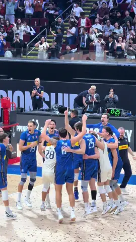 You guys are the best, I have no words 🥹🏐🇮🇹 I love you captain Simone Giannelli 🥹💙 #fivb #MWCH2025 #italia #volleyball #Philippines2025 