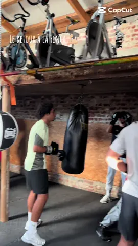 Le club se situe à wemmel, 3 entraînements par semaine, 3 groupes : enfants, adolescents et adultes. On vous attend à la Finca 💪🏼 #fakesituation⚠️ #wemmel #brussels #boxingtraining #workout 