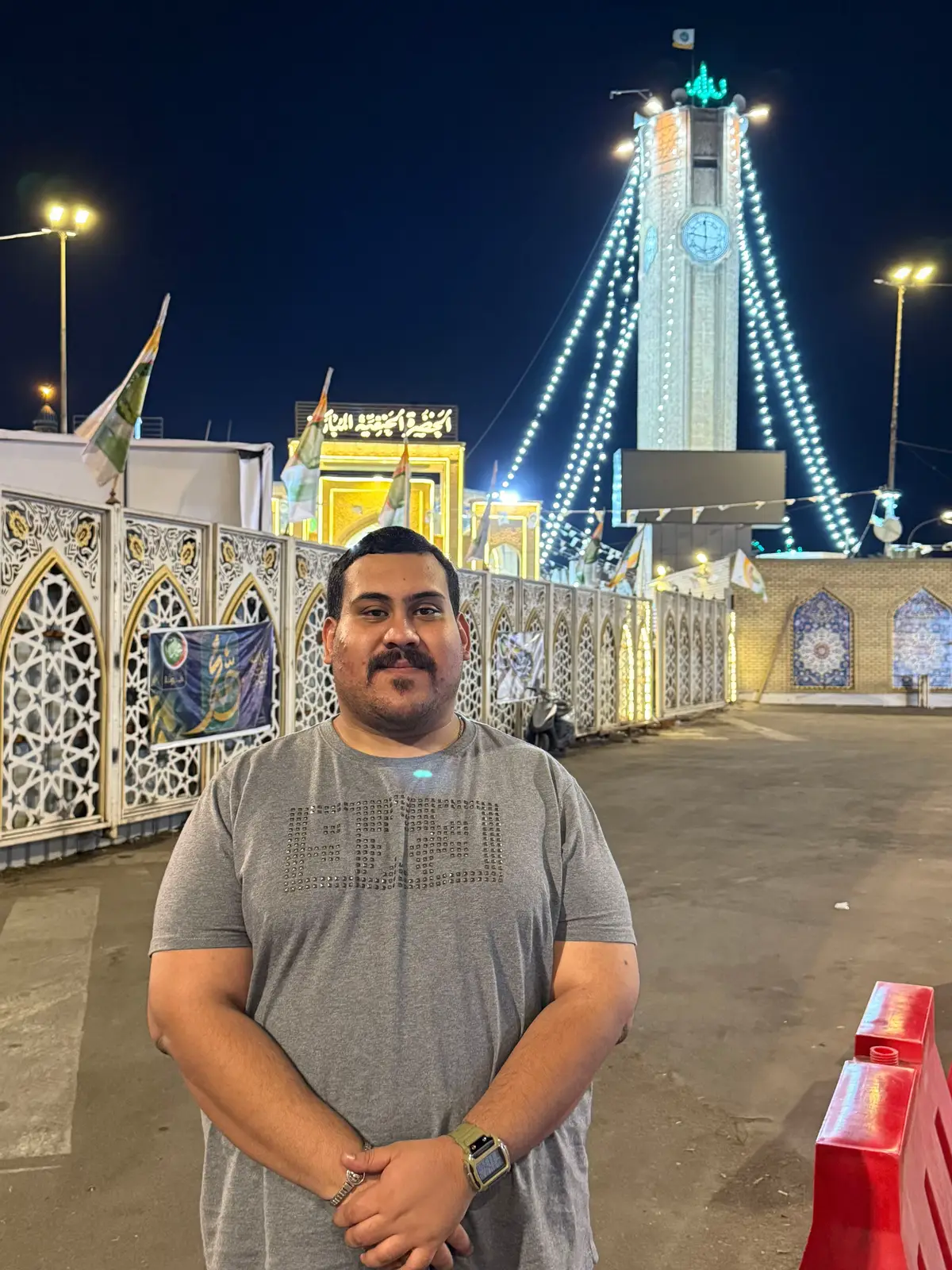 أنا أحترم كل إنسان يؤمن بشيء، سواء كان يؤمن بالله، أو حتى لو عبد صنم، أو أي رمز آخر. المهم أن في داخله طيف من الإيمان، شعور بوجود ما هو أعلى منه، شيء يخافه أو يتخذه إلهاً. هذا الخوف أو التقديس، هو الذي يضع حدوداً لغروره ويمنحه معنى. أمّا من لا يؤمن بأي شيء، من يعيش بلا رمز يرفعه أو إله يعبده، فأراه كياناً بلا مرساة، يتأرجح في فراغ اللامعنى. لهذا السبب، حتى لو كان يعبد علبة سجائر، سأحترمه أكثر من شخص لا يعبد شيئاً