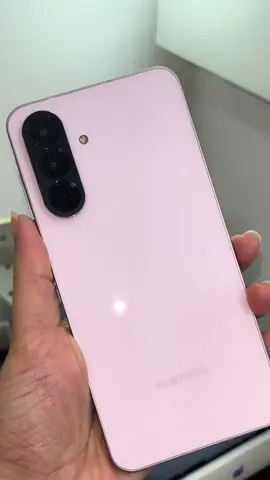 🌸 Samsung Galaxy A56 5G – 256GB | 8GB RAM | Rosa Um smartphone que une potência e estilo. ✨ Design premium na cor rosa que chama atenção ✨ Tela Super AMOLED 6.7” com cores vibrantes ✨ 8GB de RAM + 256GB de espaço — nada de travadinhas ✨ 50MP na câmera traseira + 12MP na frontal para fotos perfeitas ✨ 5G, bateria de longa duração e resistente à água e poeira 💬 O que os compradores dizem: 👉 “Não parece intermediário, é nível premium.” 👉 “A cor é linda, me apaixonei assim que abri a caixa.” 👉 “Bateria que dura o dia todo, câmera surpreendente.” 📌 Link direto do produto: https://mercadolivre.com/sec/1shebTS 💬 Quer o link direto no seu inbox? Comenta EU QUERO aqui no vídeo. #GalaxyA56 #Samsung #Smartphones #Celular #galaxy 