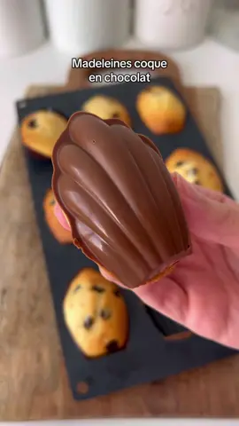 *Astuce pour avoir de belles bosses: placez le moule 10/15 minutes au congélateur avant d’enfourner dans le four bien chaud  #pourtoi #recettefacile #patisserie #gateau #cuisinefacile 