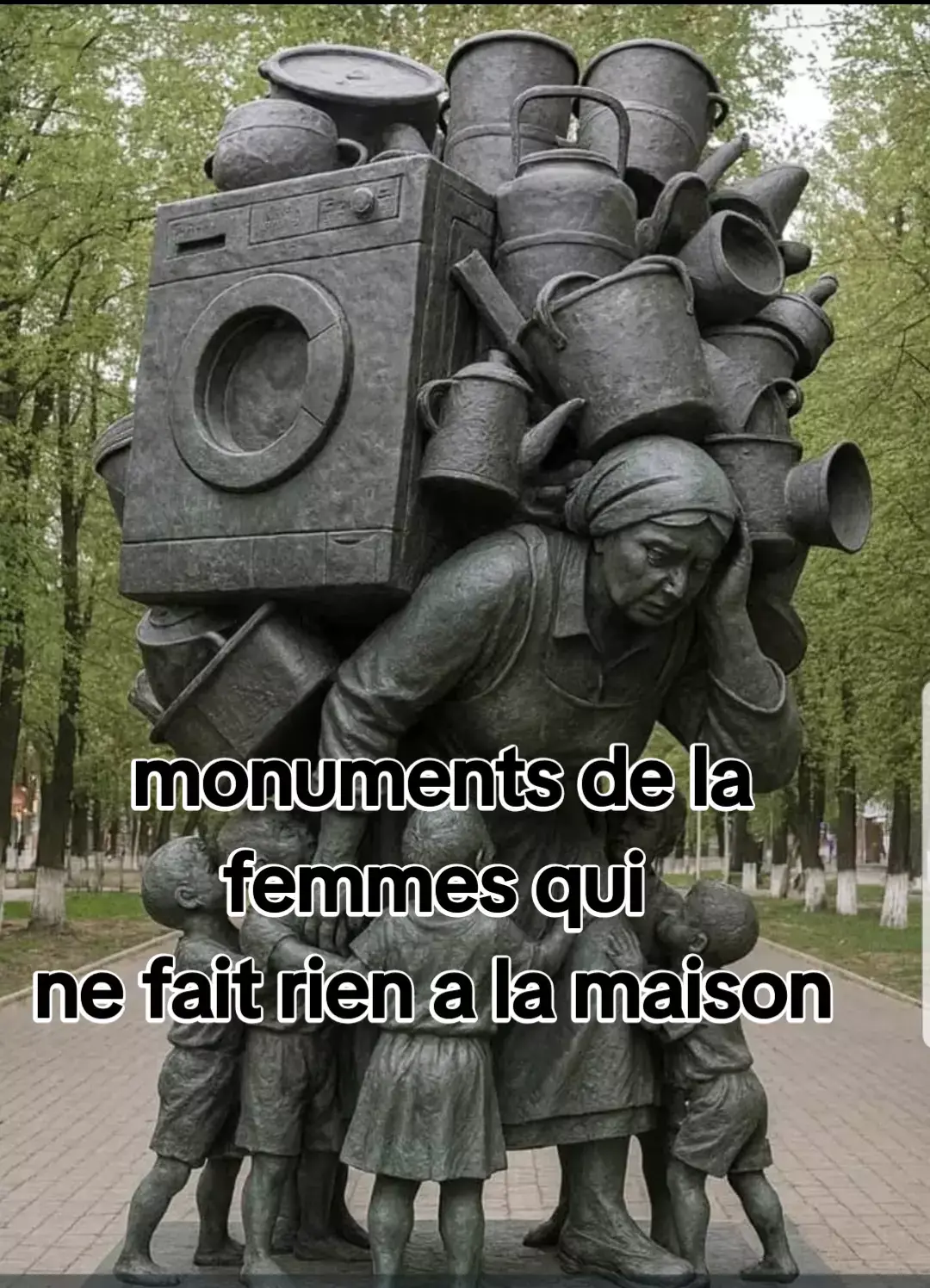 Monument à la femme qui « ne fait rien à la maison » Tu la connais. Tu l’as vue des centaines de fois. Elle ne crie pas. Elle ne se plaint pas. Elle ne demande pas. Et pourtant, chaque jour, elle porte sur ses épaules toute la MAISON. C’est l’image du travail invisible que personne n’appelle « travail », parce qu’il ne donne pas de salaire – seulement de la fatigue et du silence.