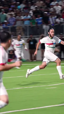 El hombre más hermoso de las redes ahora juega fútbol 😅🥰