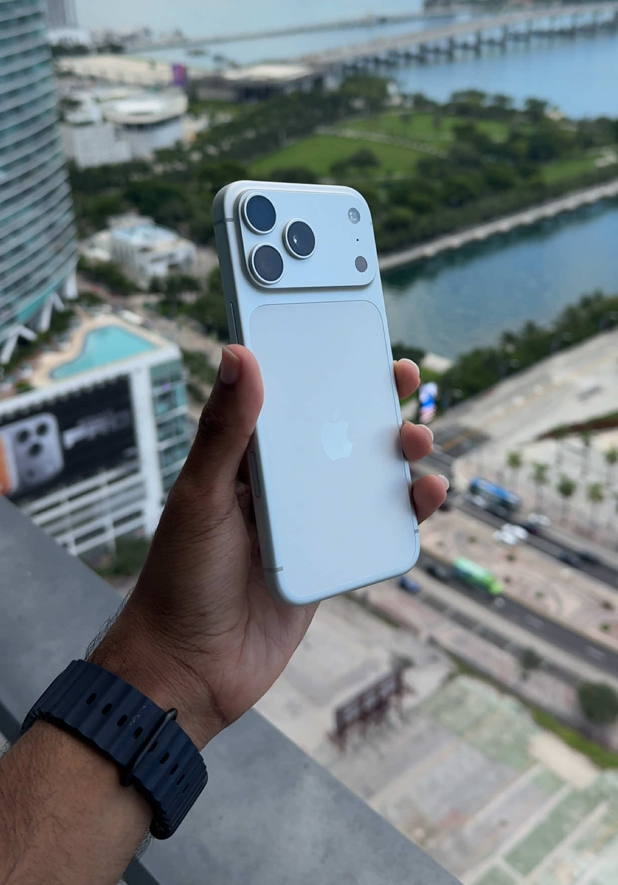 iPhone 17 Pro Max - Silver #kevenveras #Tech #apple #iphone17 #iphone17promax 
