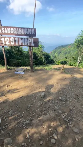 women's activities after breaking up. @GUNUNG SANGGABUANA 1291MDPL #gunung #sanggabuanakarawang #tektok #karawang 