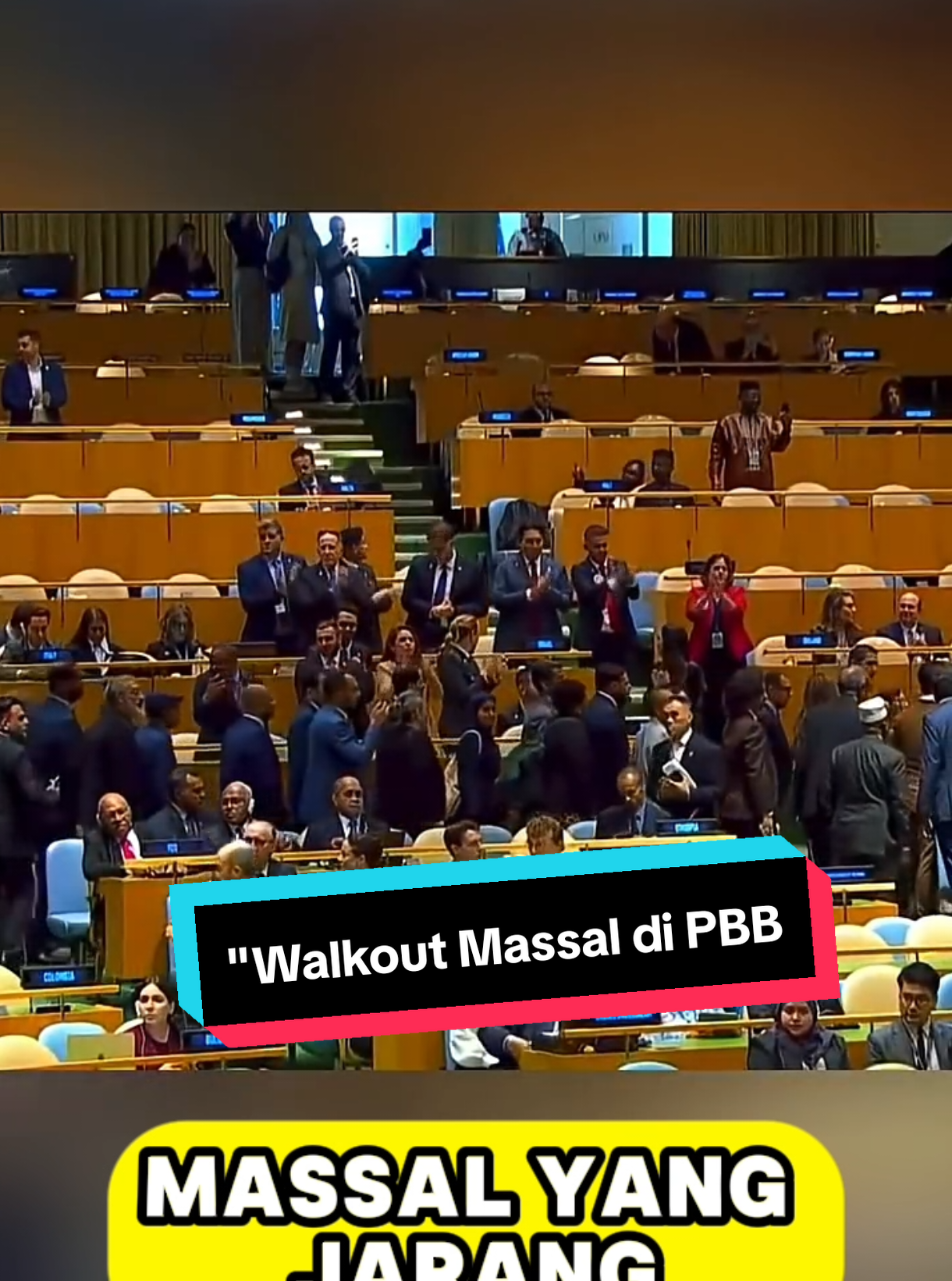 Panggung PBB mendadak heboh saat Benjamin Netanyahu baru membuka pidatonya. Puluhan delegasi dunia langsung melakukan walkout massal sebagai protes diam menolak kebijakan Israel di Gaza.#BeritaInternasional#SolidaritasDunia#Viral#WalkoutPBB#PalestinaMerdeka