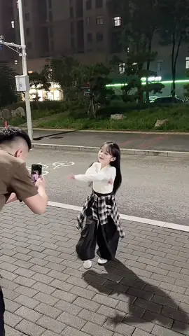 Con tập múa trung thu đây cô chú ơi ! Chúc cô chú trung thu vui vẻ hạnh phúc bên gia đình ! 