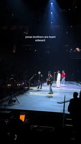 first jonas brothers concert and it was amazing @Jonas Brothers #fyp #foryourpage #jonasbrothers #christinaperri #jonasbrotherstour 