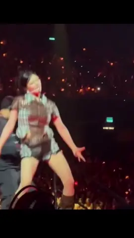 RIGHT HAND GIRL JEONGYEON IN FIREEEEEE #jeongyeon #twic 