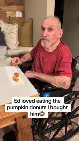 Haha this tickled me. Happy Sunday. Don’t forget to check out Patreon. Link in my link tree 😘 #donuts #Love #dementia #dementiaawareness #foryoupage @mrsdsalnorcal3🏎️ @Dan Salinger @mrsdsalnorcal2🏎️ @mrsdsalnorcal4🏎️ @DanielleSalingerbookpageTYHI @hannah and alex 