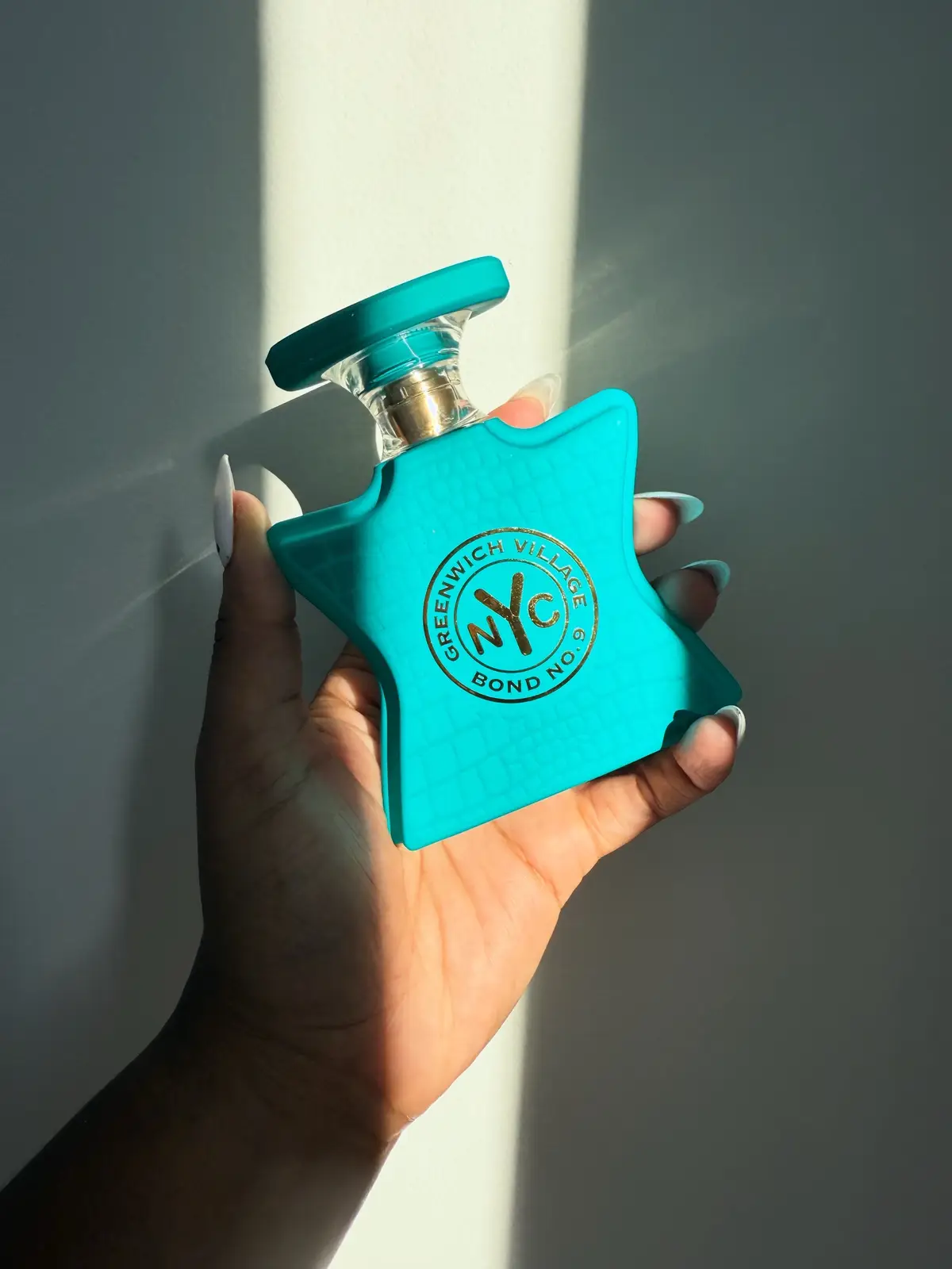 fragrance of the day! @BondNo9 greenwich village is a spicy floral that's perfect for the transition into fall. this is a try before you buy but if you like it, you'll love it.  🫧 notables: cassis, lychee, jasmine petals, ambrox, vanilla, oak moss, praline #perfume #fyp #smellgood #explorepage✨ #tiktok 