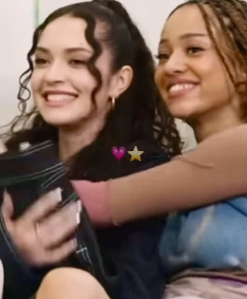 — holi, nosotras somos daniela y manon siok porque sé que te gusta :3. sara, el 6 de octubre hacemos 9 meses y ahora llevamos 265 días, 380.160 minutos y  22.932.000 segundos siendo amigas y sé que ese tiempo no es nada comparado a lo que vamos a durar. eres la amistad que siempre quise, eres la mejor amiga que alguien puede pedir. a pesar de todo el tiempo que llevamos sin hablar, nada más hablarnos de nuevo somos las mismas, nuestra amistad sigue igual después de todo, así me has demostrado que siempre vamos a estar juntas. prometo no fallarte nunca más. no necesito más amigas teniéndote a ti, me he dado cuenta de que realmente no es cantidad, sino calidad. si tú fueras un labubu, serías el más caro del mundo 💜🥺 JAJAJAJAJAJAJA. aparte de preciosa, tienes un corazón PRECIOSO. no han hecho que vivamos en el mismo lugar porque sabían que devoraríamos ok? algún día nos veremos y nos abrazaremos super super super fuerte mucho tiempo y estaremos riéndonos por cualquier cosa juntas, contándonos cosas y disfrutaré cada segundo a tu lado. en fin, sara, gracias por seguir a mi lado, valoro mucho tu amistad okiiki 🙈#katseye #fyp #amigas #identificarse #dedicar @TikTok @♪·♫¸𝓢𝓪𝓻𝓲 𝓮𝔂𝓮𝓴𝓸𝓷¸♫·♪ @𓂃۶ৎ 