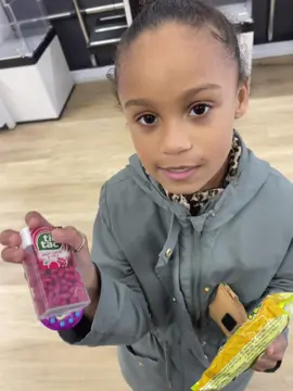 Elle a déposé toutes ses pièces, j’en peux plus 😂😂  ##enfant##course##parents##pourtoi##fyp