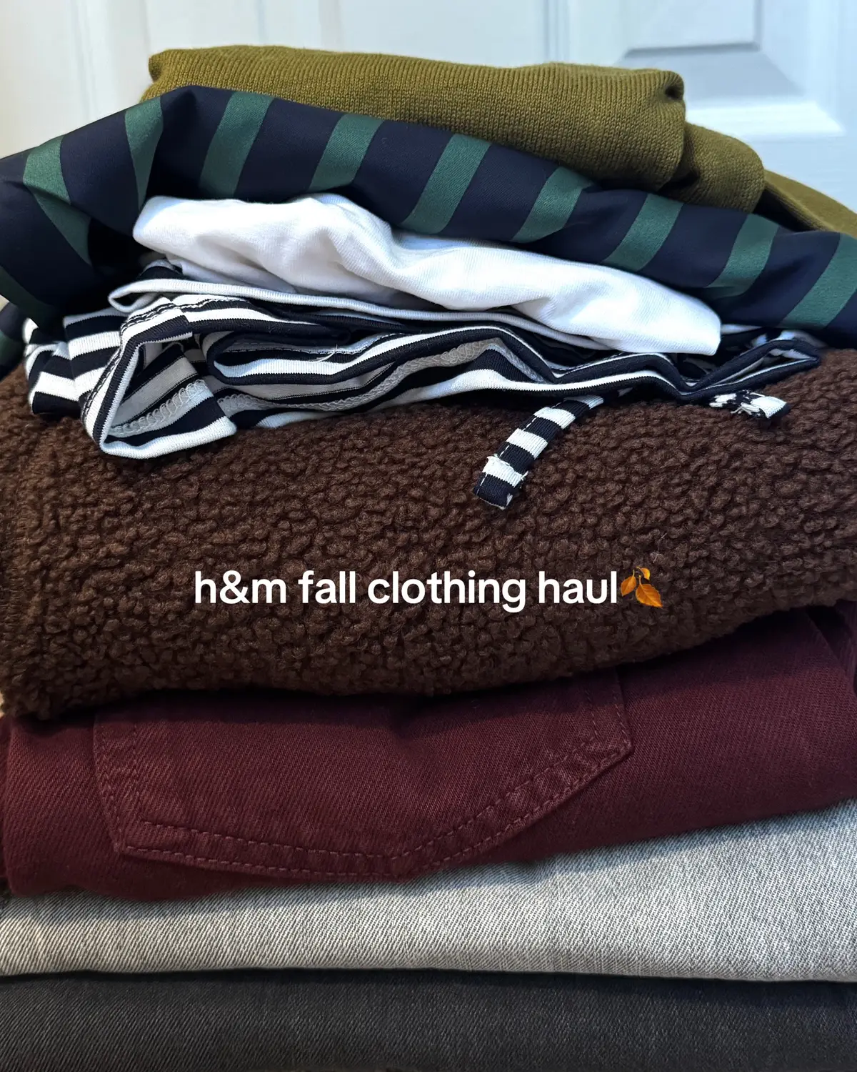 Most of this was unnecessary lol but so cute. Can’t decide what I should send back !! #hmhaul #falltransitionoutfit #fallclothinghaul #handm #fallfashionhaul 